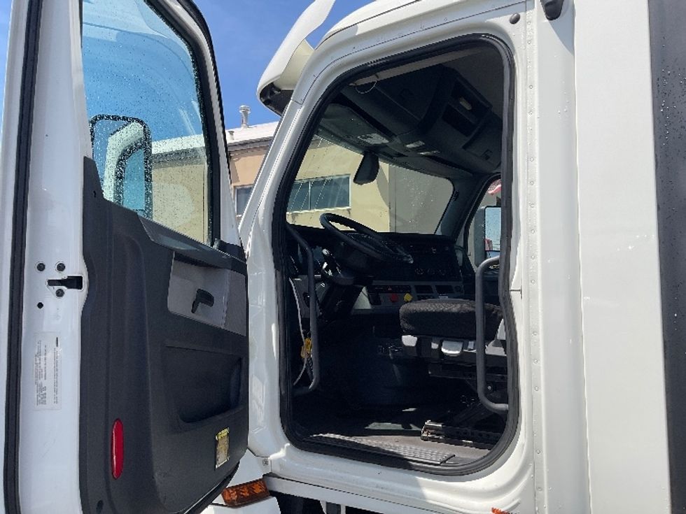 Day Cab Tractor-Heavy Duty Tractors-Freightliner-2018-T12664ST-Tacoma-WA-489,208\n\t\tmiles-$ 34,500 - Image 9