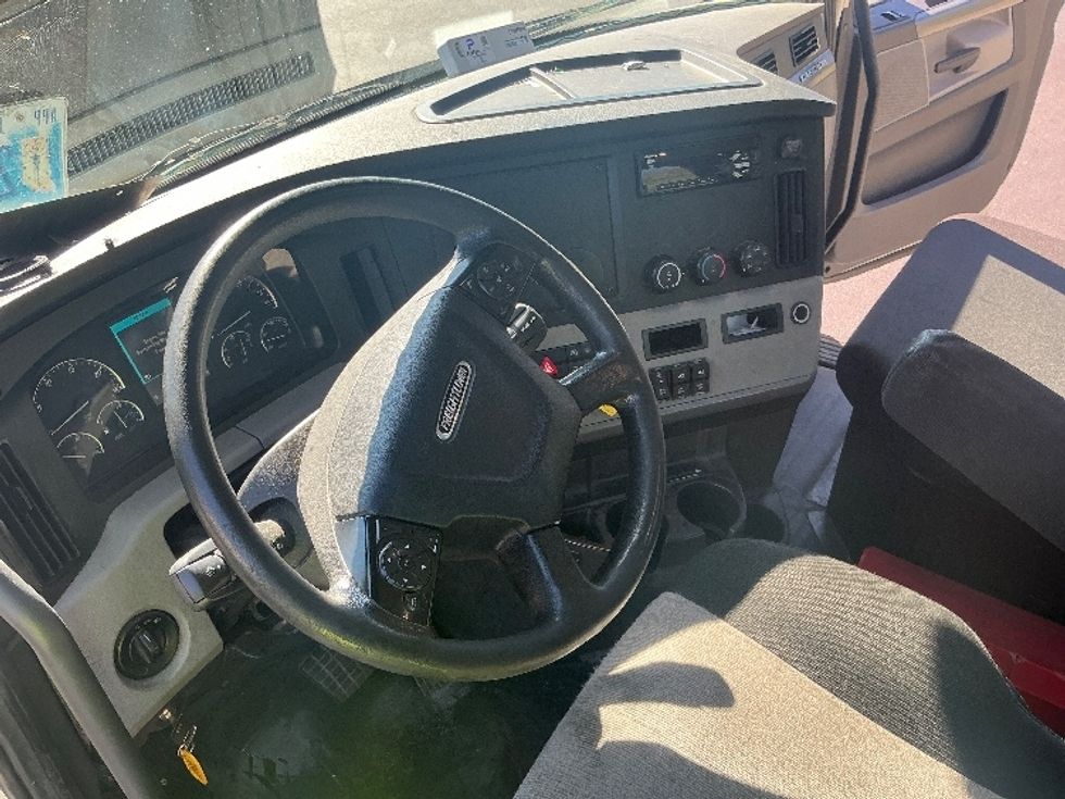 Day Cab Tractor-Heavy Duty Tractors-Freightliner-2018-T12664ST-Tampa-FL-396,230\n\t\tmiles-$ 42,250 - Image 10