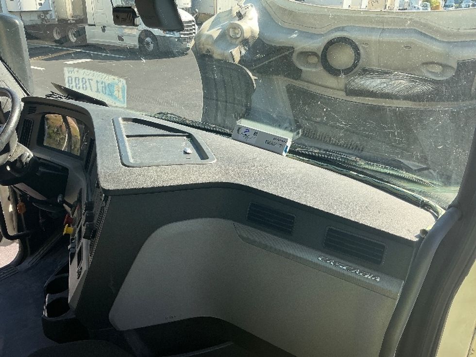 Day Cab Tractor-Heavy Duty Tractors-Freightliner-2018-T12664ST-Tampa-FL-396,230\n\t\tmiles-$ 42,250 - Image 13