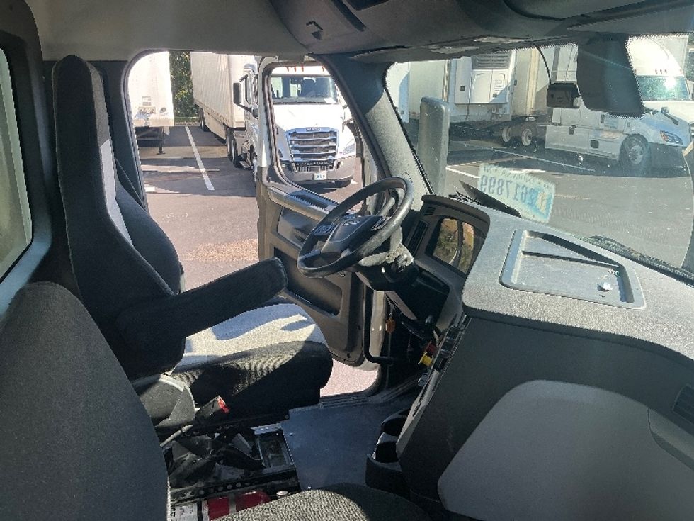 Day Cab Tractor-Heavy Duty Tractors-Freightliner-2018-T12664ST-Tampa-FL-396,230\n\t\tmiles-$ 42,250 - Image 14