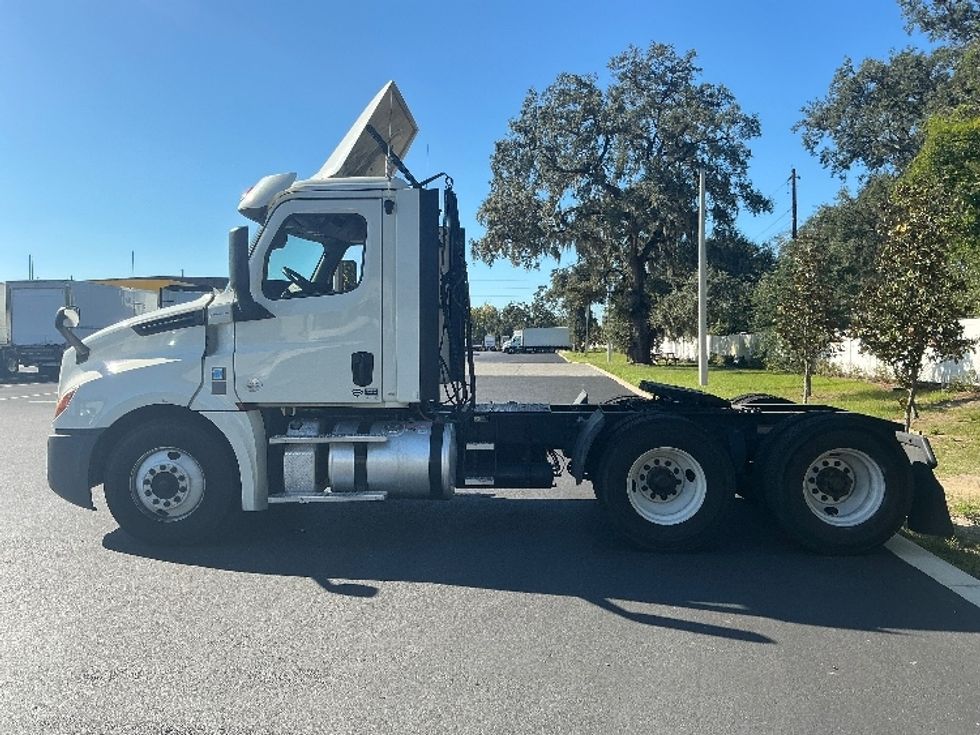 Day Cab Tractor-Heavy Duty Tractors-Freightliner-2018-T12664ST-Tampa-FL-396,230\n\t\tmiles-$ 42,250 - Image 4