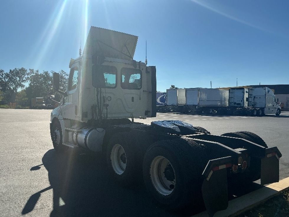 Day Cab Tractor-Heavy Duty Tractors-Freightliner-2018-T12664ST-Tampa-FL-396,230\n\t\tmiles-$ 42,250 - Image 5
