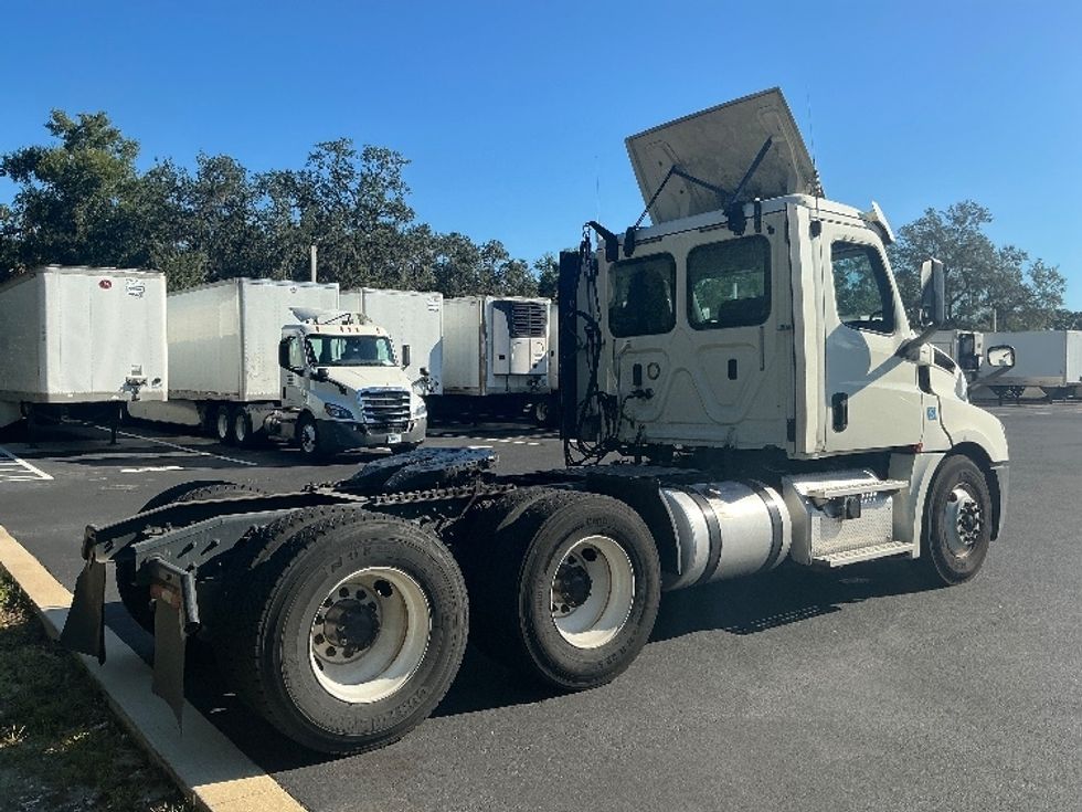 Day Cab Tractor-Heavy Duty Tractors-Freightliner-2018-T12664ST-Tampa-FL-396,230\n\t\tmiles-$ 42,250 - Image 7