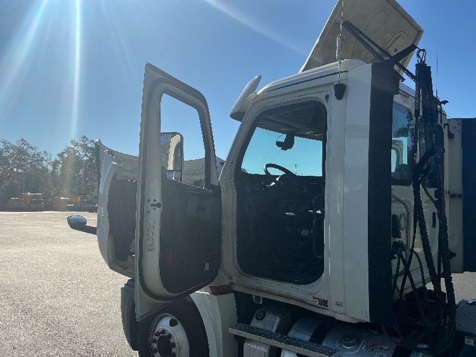 Day Cab Tractor-Heavy Duty Tractors-Freightliner-2018-T12664ST-Tampa-FL-396,230\n\t\tmiles-$ 42,250 - Image 9