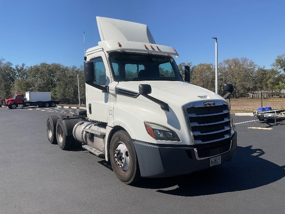 Day Cab Tractor-Heavy Duty Tractors-Freightliner-2018-T12664ST-Tampa-FL-454,020\n\t\tmiles-$ 38,000 - Image 1