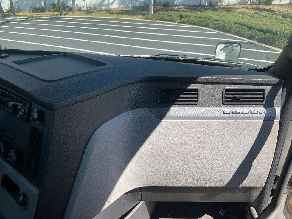 Day Cab Tractor-Heavy Duty Tractors-Freightliner-2018-T12664ST-Tampa-FL-454,020\n\t\tmiles-$ 38,000 - Image 13