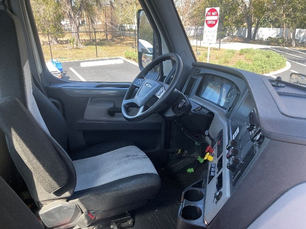 Day Cab Tractor-Heavy Duty Tractors-Freightliner-2018-T12664ST-Tampa-FL-454,020\n\t\tmiles-$ 38,000 - Image 14