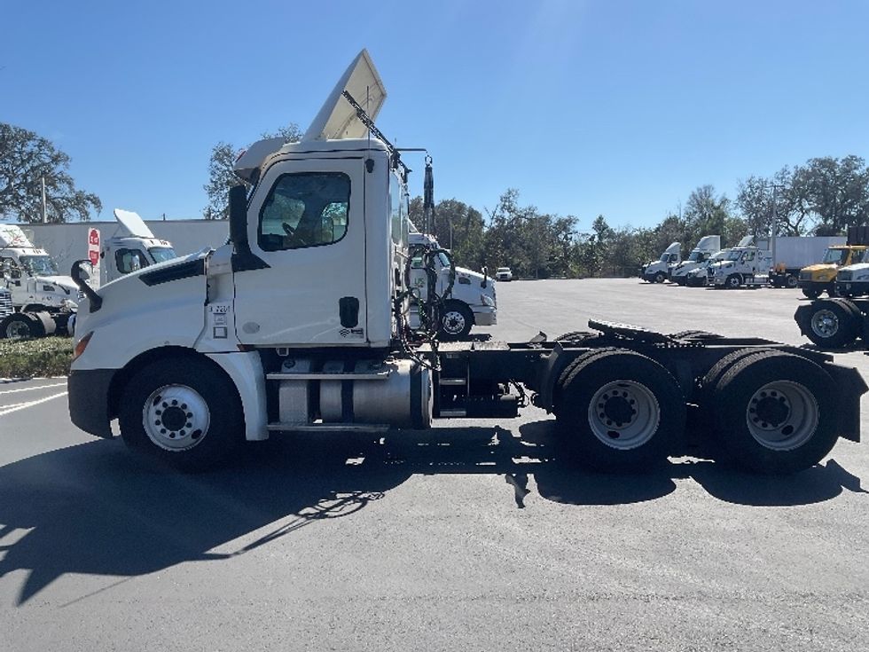 Day Cab Tractor-Heavy Duty Tractors-Freightliner-2018-T12664ST-Tampa-FL-454,020\n\t\tmiles-$ 38,000 - Image 4