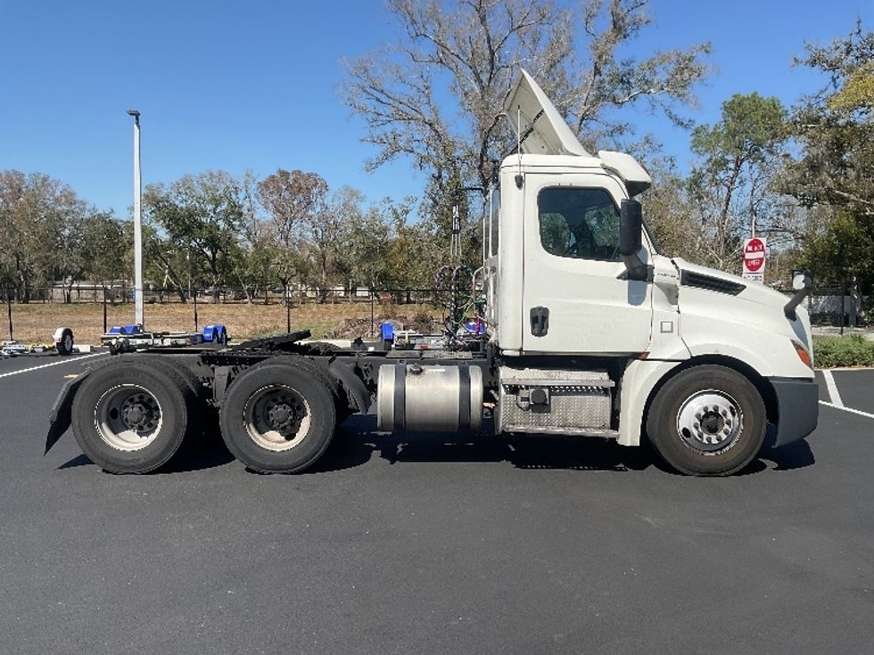 Day Cab Tractor-Heavy Duty Tractors-Freightliner-2018-T12664ST-Tampa-FL-454,020\n\t\tmiles-$ 38,000 - Image 8