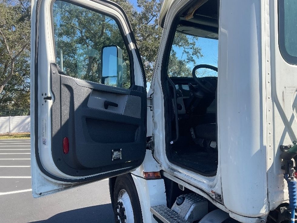 Day Cab Tractor-Heavy Duty Tractors-Freightliner-2018-T12664ST-Tampa-FL-454,020\n\t\tmiles-$ 38,000 - Image 9