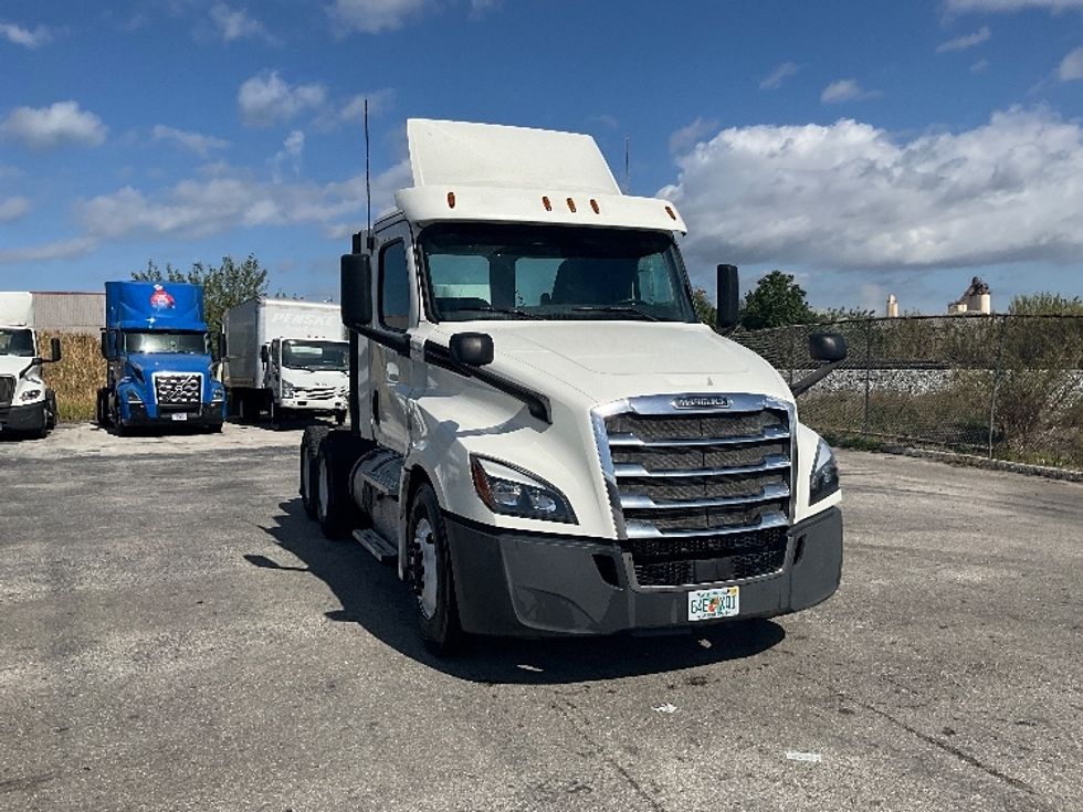 Day Cab Tractor-Heavy Duty Tractors-Freightliner-2018-T12664ST-Tampa-FL-494,716\n\t\tmiles-$ 39,500 - Image 1