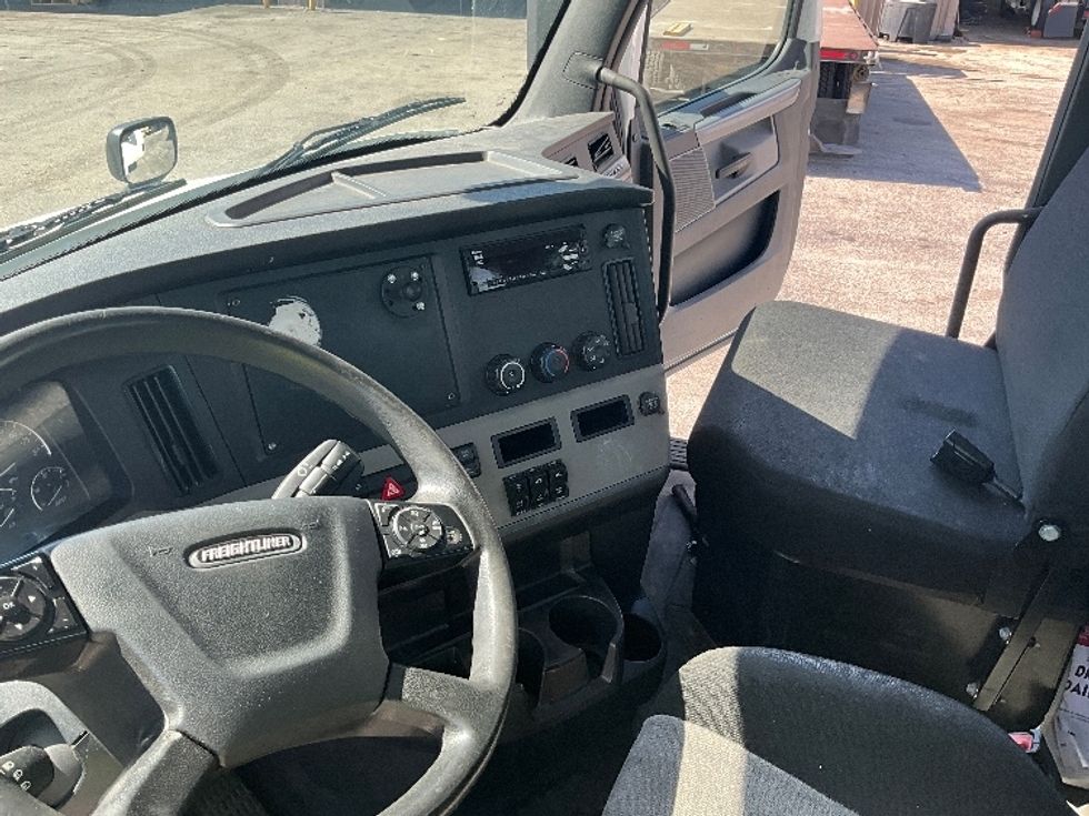 Day Cab Tractor-Heavy Duty Tractors-Freightliner-2018-T12664ST-Tampa-FL-494,716\n\t\tmiles-$ 39,500 - Image 10