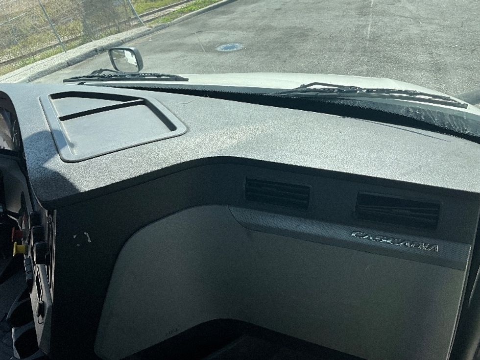 Day Cab Tractor-Heavy Duty Tractors-Freightliner-2018-T12664ST-Tampa-FL-494,716\n\t\tmiles-$ 39,500 - Image 12