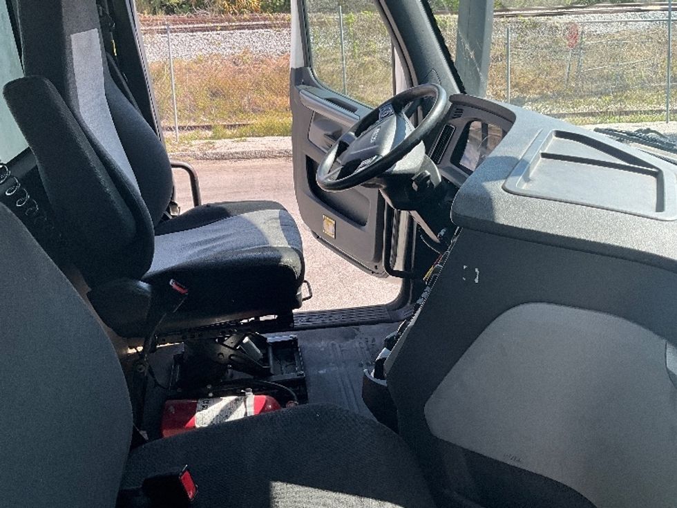 Day Cab Tractor-Heavy Duty Tractors-Freightliner-2018-T12664ST-Tampa-FL-494,716\n\t\tmiles-$ 39,500 - Image 13