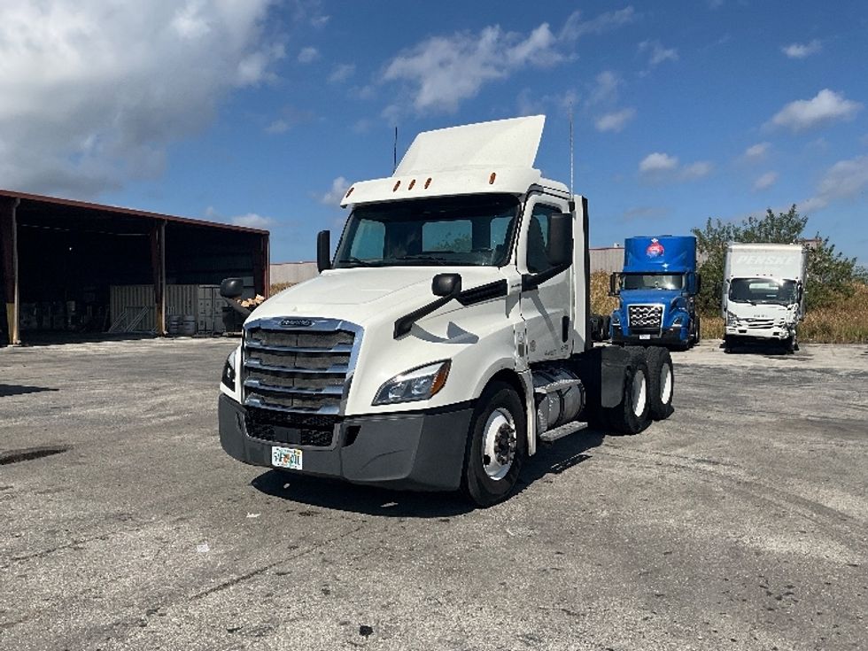 Day Cab Tractor-Heavy Duty Tractors-Freightliner-2018-T12664ST-Tampa-FL-494,716\n\t\tmiles-$ 39,500 - Image 3