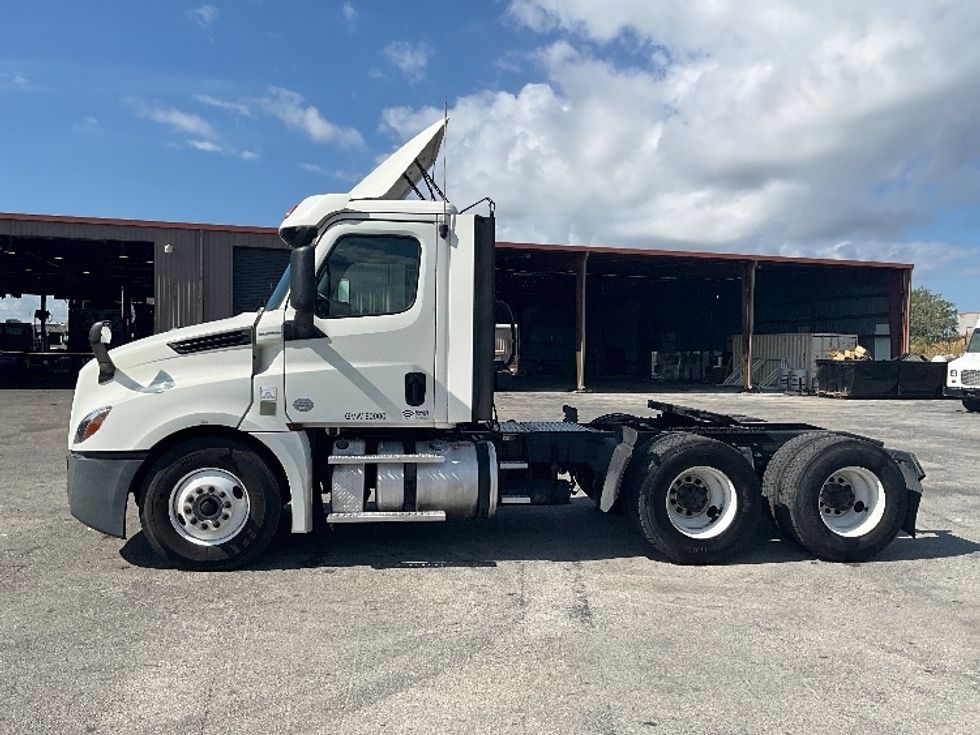 Day Cab Tractor-Heavy Duty Tractors-Freightliner-2018-T12664ST-Tampa-FL-494,716\n\t\tmiles-$ 39,500 - Image 4
