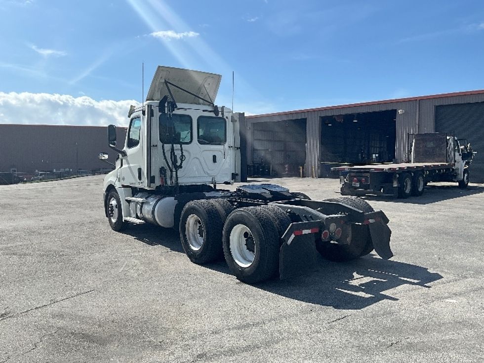 Day Cab Tractor-Heavy Duty Tractors-Freightliner-2018-T12664ST-Tampa-FL-494,716\n\t\tmiles-$ 39,500 - Image 5