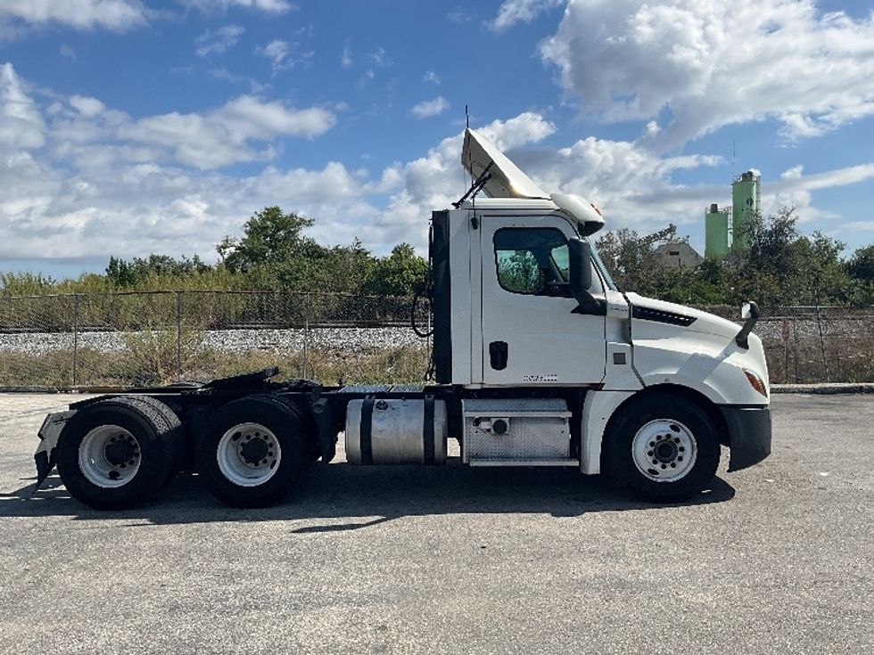 Day Cab Tractor-Heavy Duty Tractors-Freightliner-2018-T12664ST-Tampa-FL-494,716\n\t\tmiles-$ 39,500 - Image 8