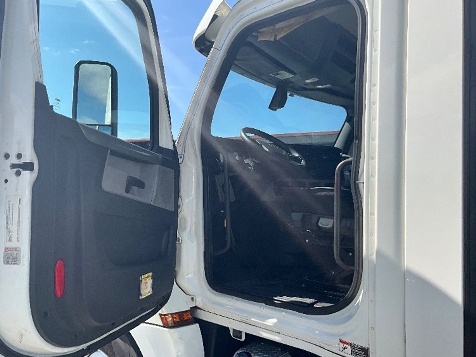 Day Cab Tractor-Heavy Duty Tractors-Freightliner-2018-T12664ST-Tampa-FL-494,716\n\t\tmiles-$ 39,500 - Image 9