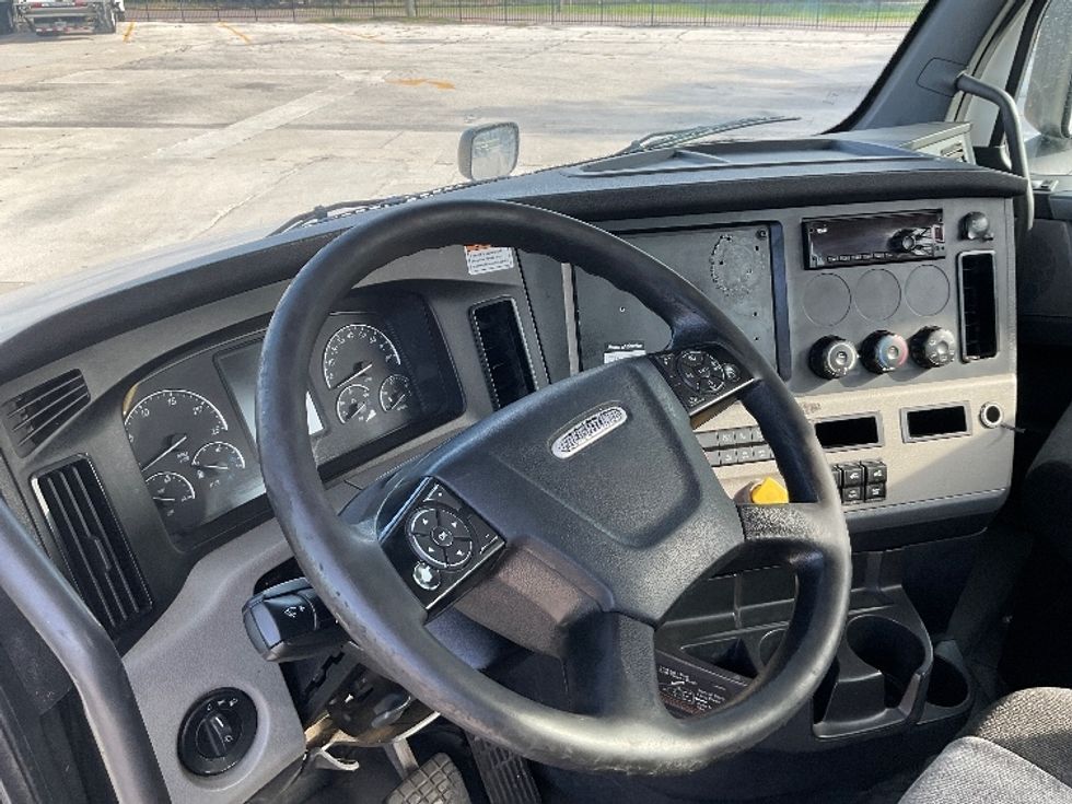 Day Cab Tractor-Heavy Duty Tractors-Freightliner-2018-T12664ST-Tampa-FL-520,354\n\t\tmiles-$ 37,750 - Image 10