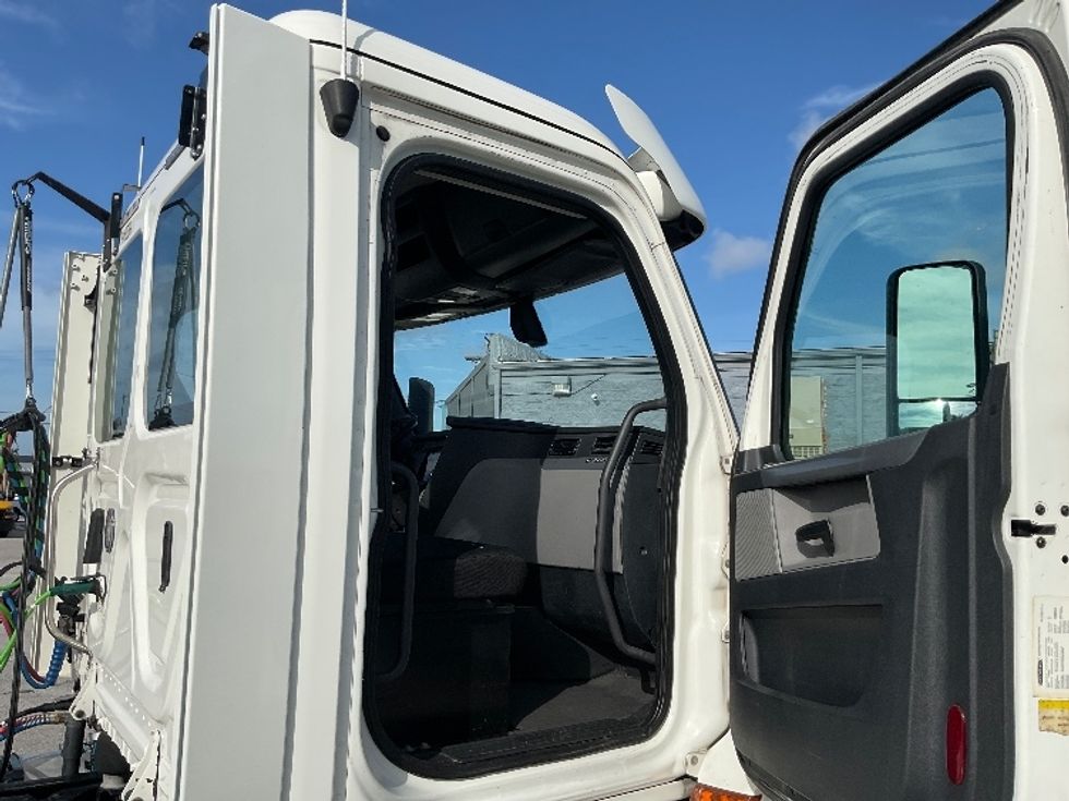 Day Cab Tractor-Heavy Duty Tractors-Freightliner-2018-T12664ST-Tampa-FL-520,354\n\t\tmiles-$ 37,750 - Image 12