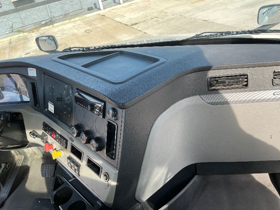 Day Cab Tractor-Heavy Duty Tractors-Freightliner-2018-T12664ST-Tampa-FL-520,354\n\t\tmiles-$ 37,750 - Image 13