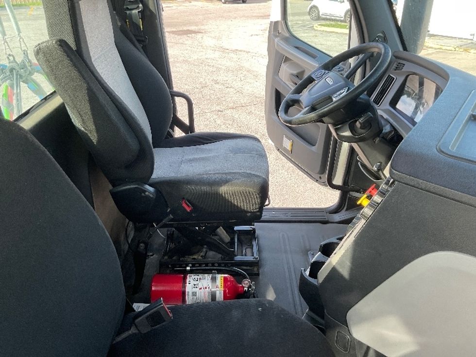 Day Cab Tractor-Heavy Duty Tractors-Freightliner-2018-T12664ST-Tampa-FL-520,354\n\t\tmiles-$ 37,750 - Image 14