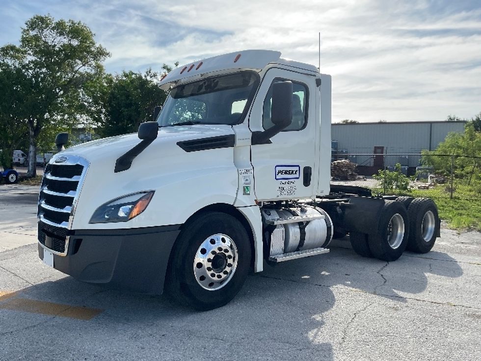 Day Cab Tractor-Heavy Duty Tractors-Freightliner-2018-T12664ST-Tampa-FL-520,354\n\t\tmiles-$ 37,750 - Image 3