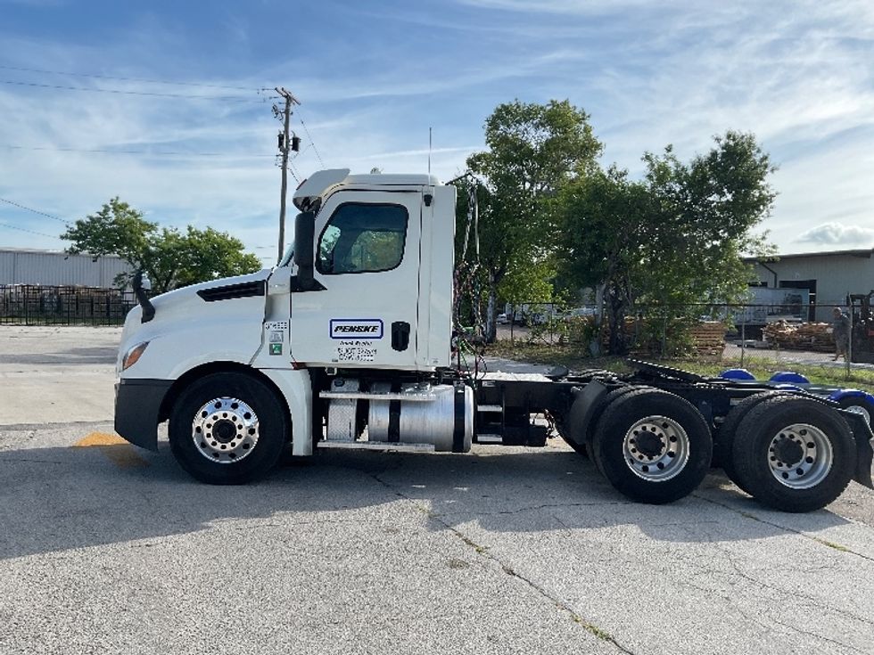 Day Cab Tractor-Heavy Duty Tractors-Freightliner-2018-T12664ST-Tampa-FL-520,354\n\t\tmiles-$ 37,750 - Image 4