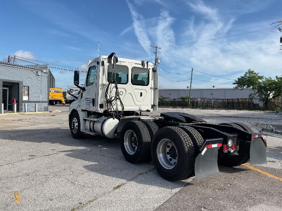 Day Cab Tractor-Heavy Duty Tractors-Freightliner-2018-T12664ST-Tampa-FL-520,354\n\t\tmiles-$ 37,750 - Image 5