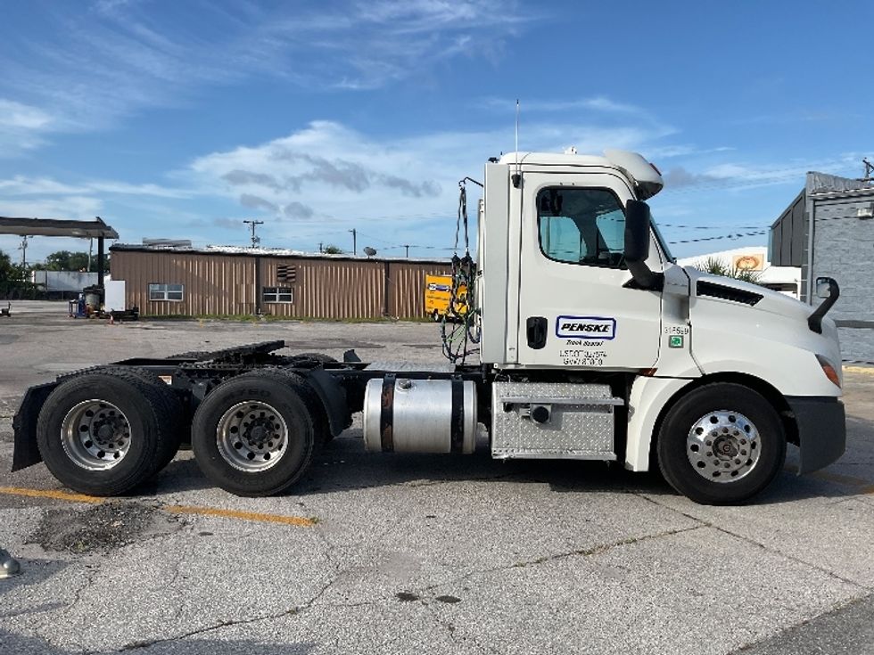 Day Cab Tractor-Heavy Duty Tractors-Freightliner-2018-T12664ST-Tampa-FL-520,354\n\t\tmiles-$ 37,750 - Image 8
