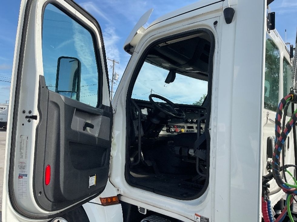 Day Cab Tractor-Heavy Duty Tractors-Freightliner-2018-T12664ST-Tampa-FL-520,354\n\t\tmiles-$ 37,750 - Image 9