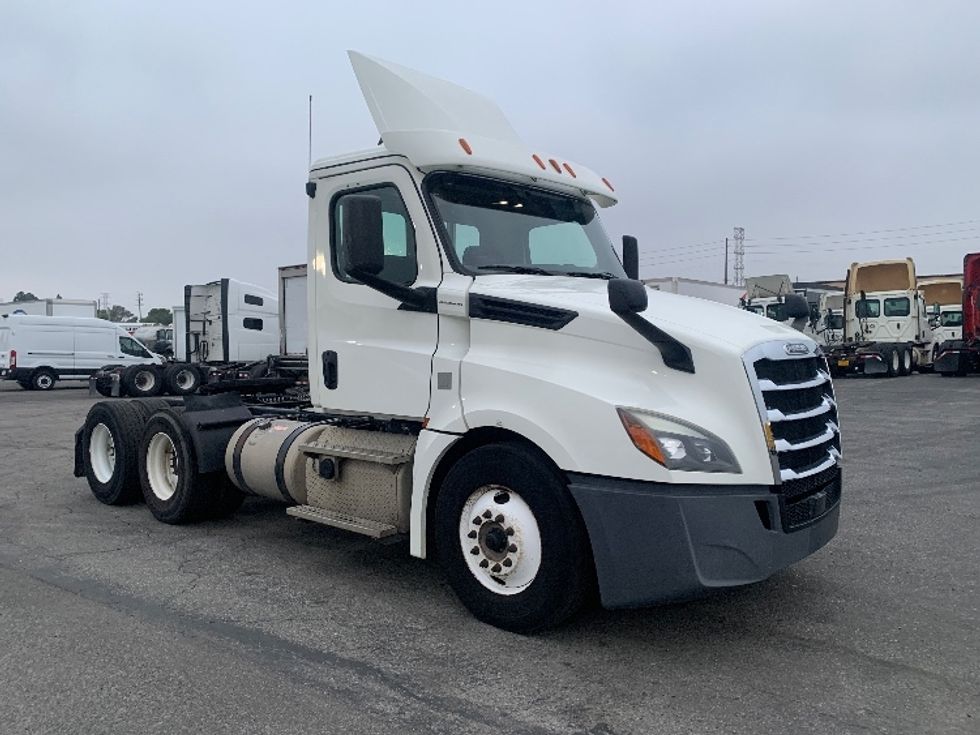 Day Cab Tractor-Heavy Duty Tractors-Freightliner-2018-T12664ST-Torrance-CA-189,174\n\t\tmiles-$ 51,500 - Image 1