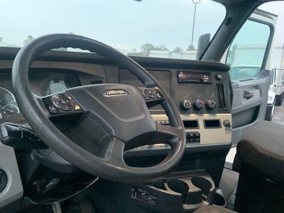 Day Cab Tractor-Heavy Duty Tractors-Freightliner-2018-T12664ST-Torrance-CA-189,174\n\t\tmiles-$ 51,500 - Image 10