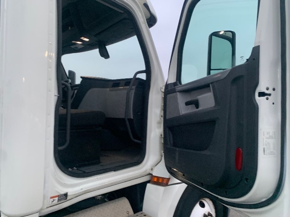 Day Cab Tractor-Heavy Duty Tractors-Freightliner-2018-T12664ST-Torrance-CA-189,174\n\t\tmiles-$ 51,500 - Image 12