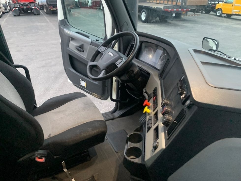 Day Cab Tractor-Heavy Duty Tractors-Freightliner-2018-T12664ST-Torrance-CA-189,174\n\t\tmiles-$ 51,500 - Image 14