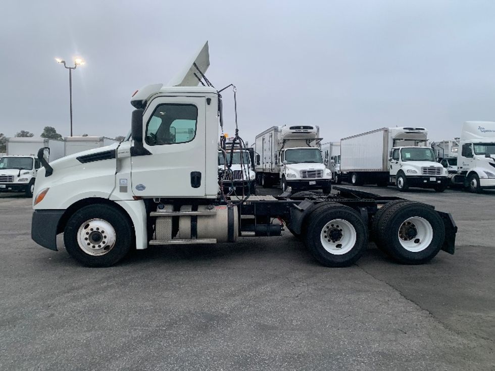 Day Cab Tractor-Heavy Duty Tractors-Freightliner-2018-T12664ST-Torrance-CA-189,174\n\t\tmiles-$ 51,500 - Image 4