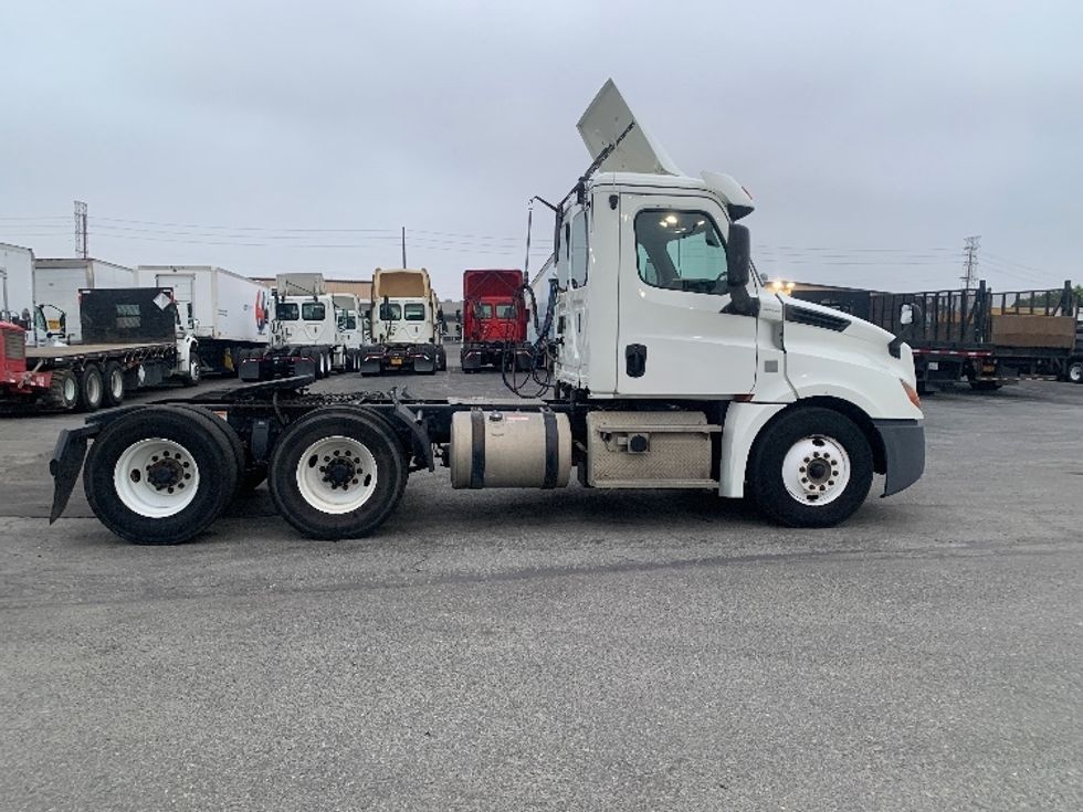 Day Cab Tractor-Heavy Duty Tractors-Freightliner-2018-T12664ST-Torrance-CA-189,174\n\t\tmiles-$ 51,500 - Image 8