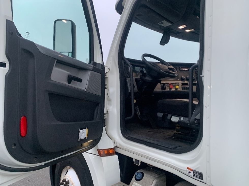 Day Cab Tractor-Heavy Duty Tractors-Freightliner-2018-T12664ST-Torrance-CA-189,174\n\t\tmiles-$ 51,500 - Image 9