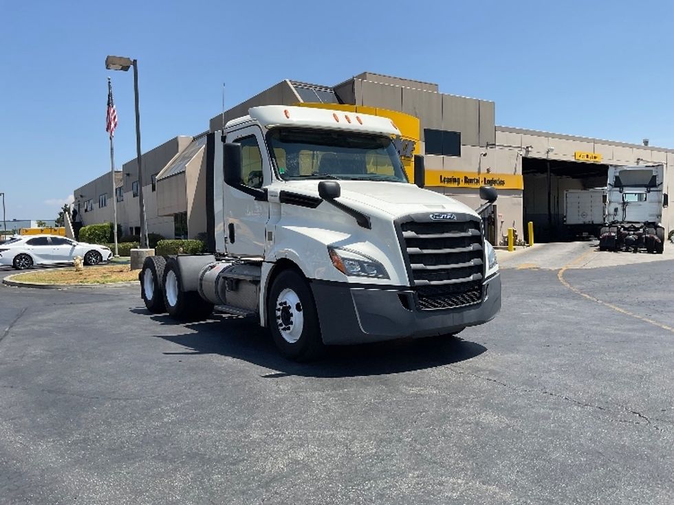 Day Cab Tractor-Heavy Duty Tractors-Freightliner-2018-T12664ST-Torrance-CA-256,281\n\t\tmiles-$ 64,000 - Image 1