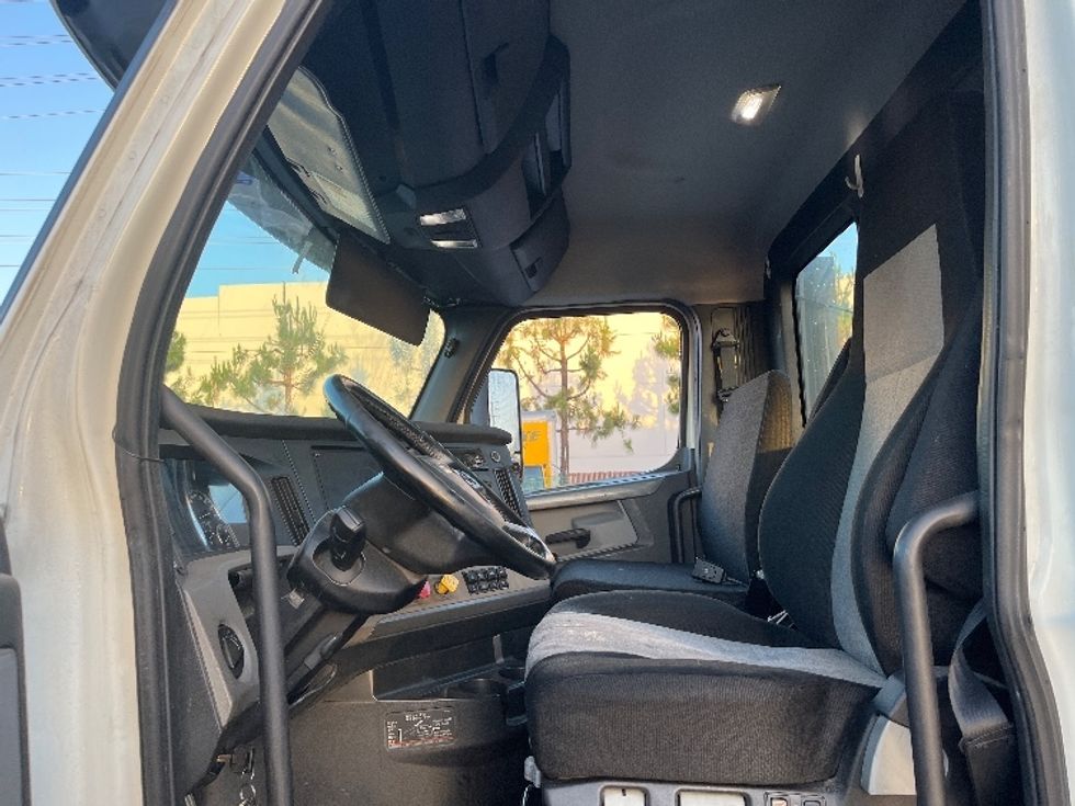 Day Cab Tractor-Heavy Duty Tractors-Freightliner-2018-T12664ST-Torrance-CA-256,281\n\t\tmiles-$ 64,000 - Image 10