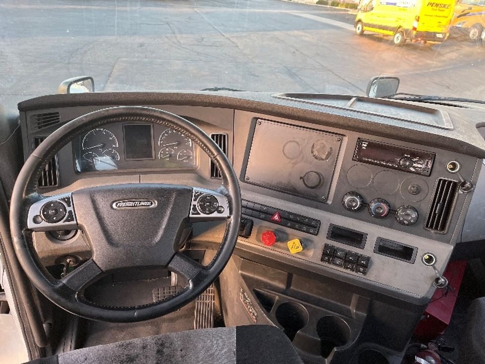 Day Cab Tractor-Heavy Duty Tractors-Freightliner-2018-T12664ST-Torrance-CA-256,281\n\t\tmiles-$ 64,000 - Image 11