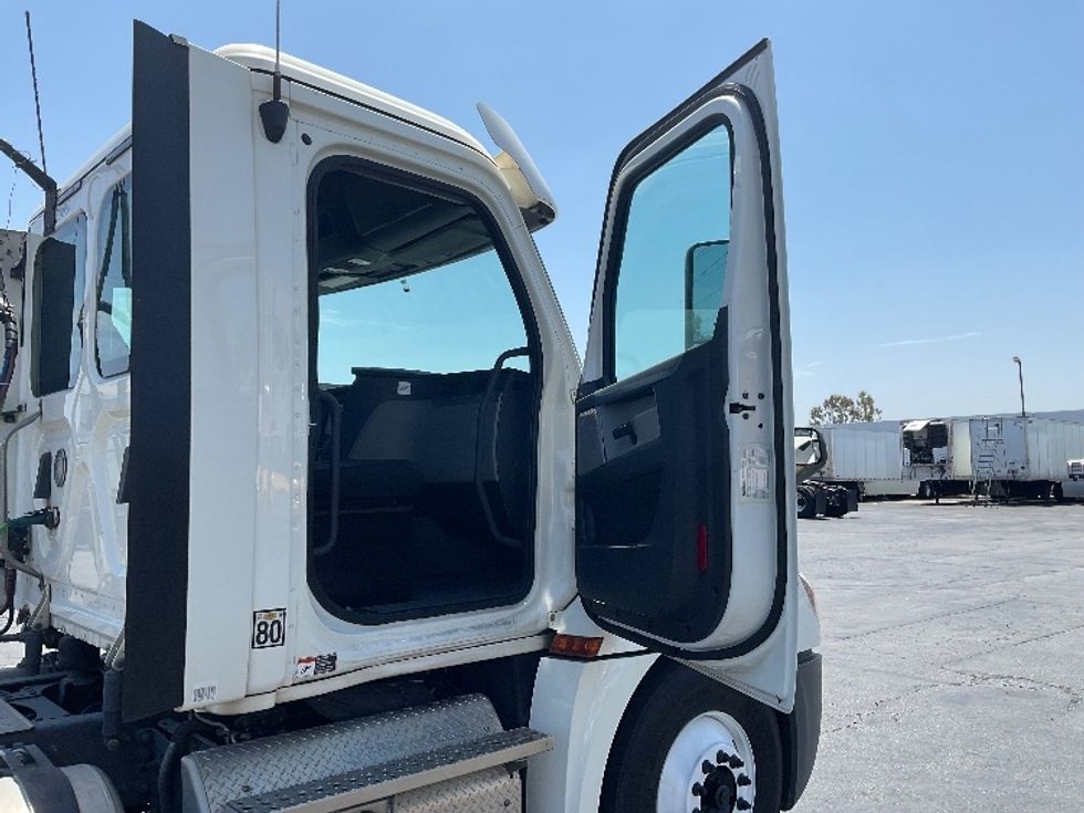 Day Cab Tractor-Heavy Duty Tractors-Freightliner-2018-T12664ST-Torrance-CA-256,281\n\t\tmiles-$ 64,000 - Image 12