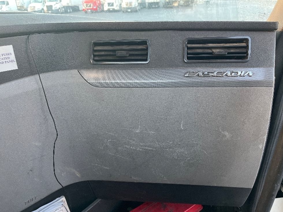 Day Cab Tractor-Heavy Duty Tractors-Freightliner-2018-T12664ST-Torrance-CA-256,281\n\t\tmiles-$ 64,000 - Image 13