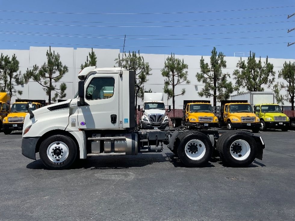 Day Cab Tractor-Heavy Duty Tractors-Freightliner-2018-T12664ST-Torrance-CA-256,281\n\t\tmiles-$ 64,000 - Image 4