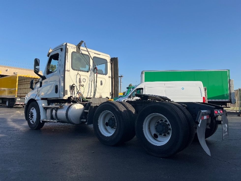 Day Cab Tractor-Heavy Duty Tractors-Freightliner-2018-T12664ST-Torrance-CA-256,281\n\t\tmiles-$ 64,000 - Image 5
