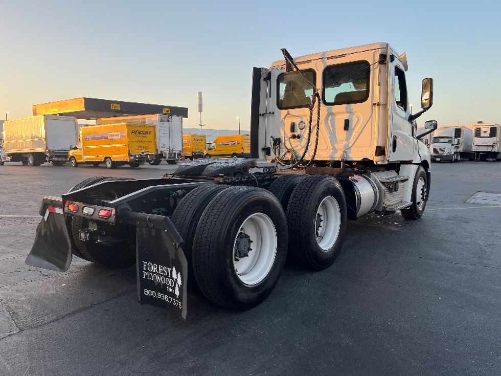 Day Cab Tractor-Heavy Duty Tractors-Freightliner-2018-T12664ST-Torrance-CA-256,281\n\t\tmiles-$ 64,000 - Image 7