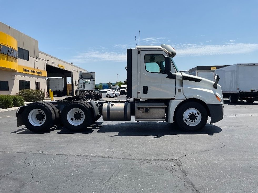 Day Cab Tractor-Heavy Duty Tractors-Freightliner-2018-T12664ST-Torrance-CA-256,281\n\t\tmiles-$ 64,000 - Image 8