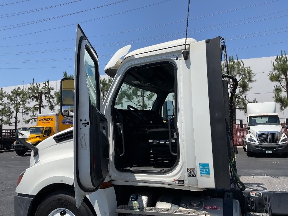 Day Cab Tractor-Heavy Duty Tractors-Freightliner-2018-T12664ST-Torrance-CA-256,281\n\t\tmiles-$ 64,000 - Image 9