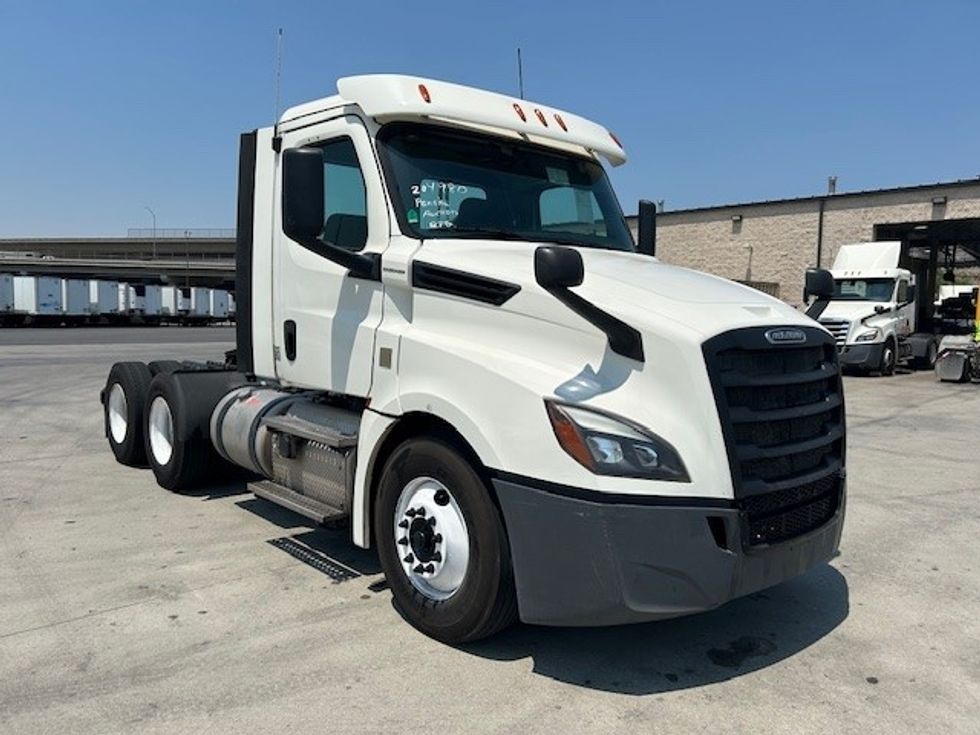 Day Cab Tractor-Heavy Duty Tractors-Freightliner-2018-T12664ST-Torrance-CA-260,515\n\t\tmiles-$ 53,750 - Image 1